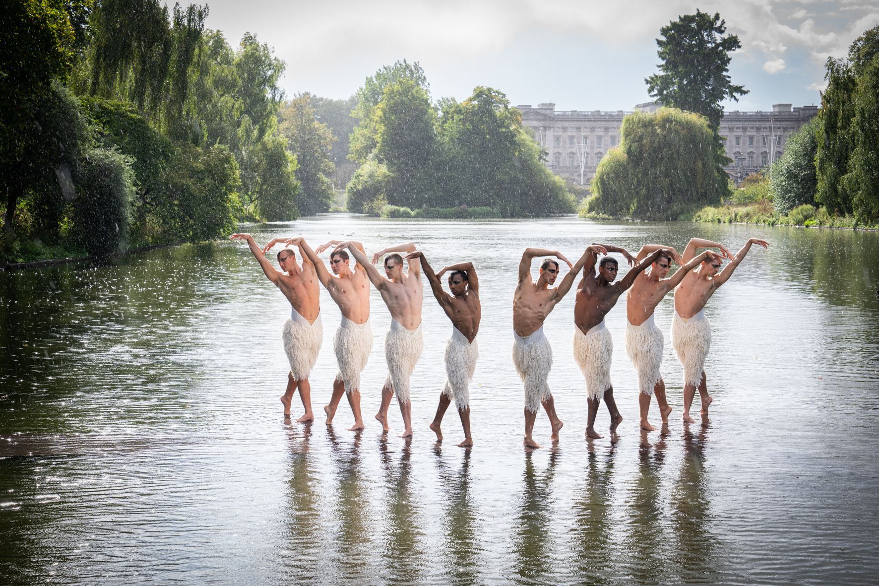 The 2024 cast of Matthew Bourne’s <i>Swan Lake</i> on the lake in St James’s Park, London © Craig Sugden
