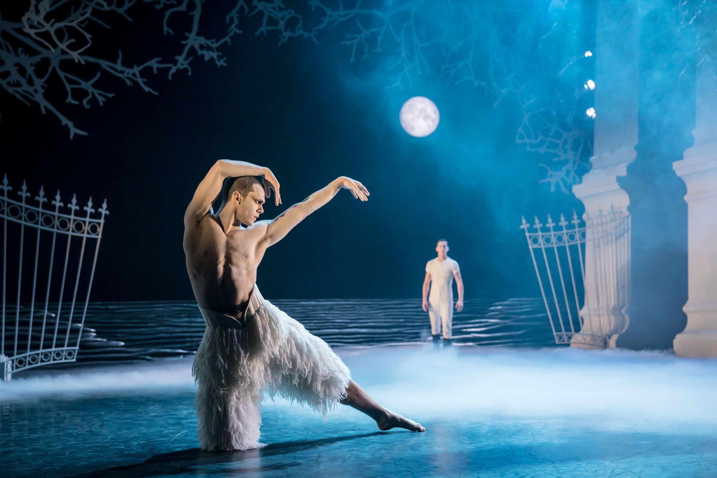 Will Bozier as the Swan and Dominic North as the Prince in Bourne’s <i>Swan Lake</i> in 2018 © Johan Persson