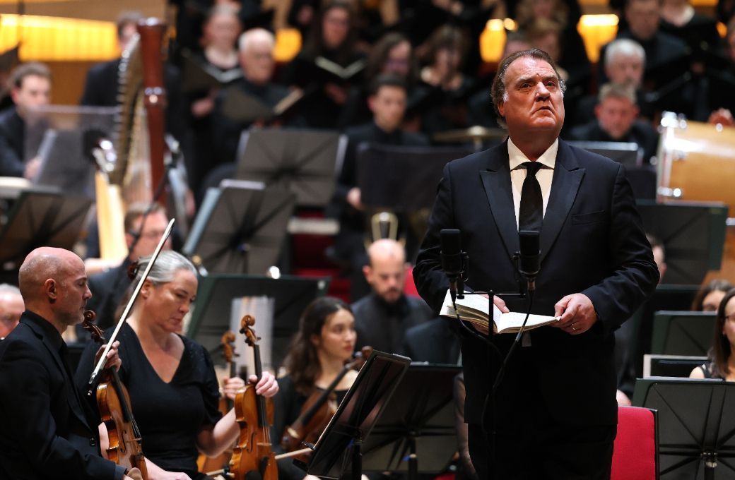 Sir Bryn Terfel and the Royal Liverpool Philharmonic Orchestra &copy; Gareth Jones