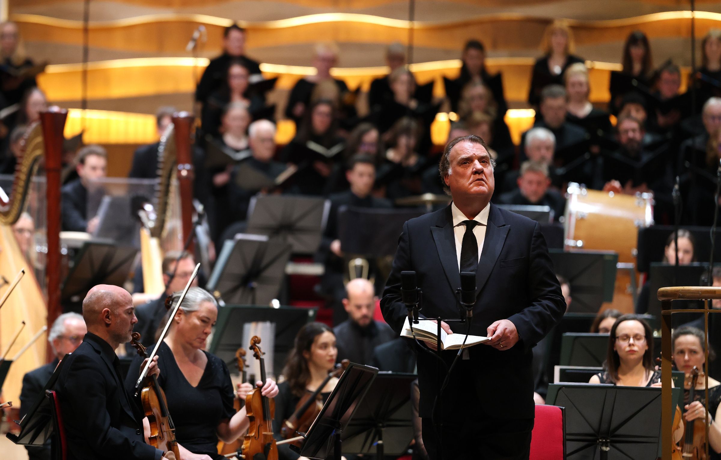 Sir Bryn Terfel and the Royal Liverpool Philharmonic Orchestra &copy; Gareth Jones