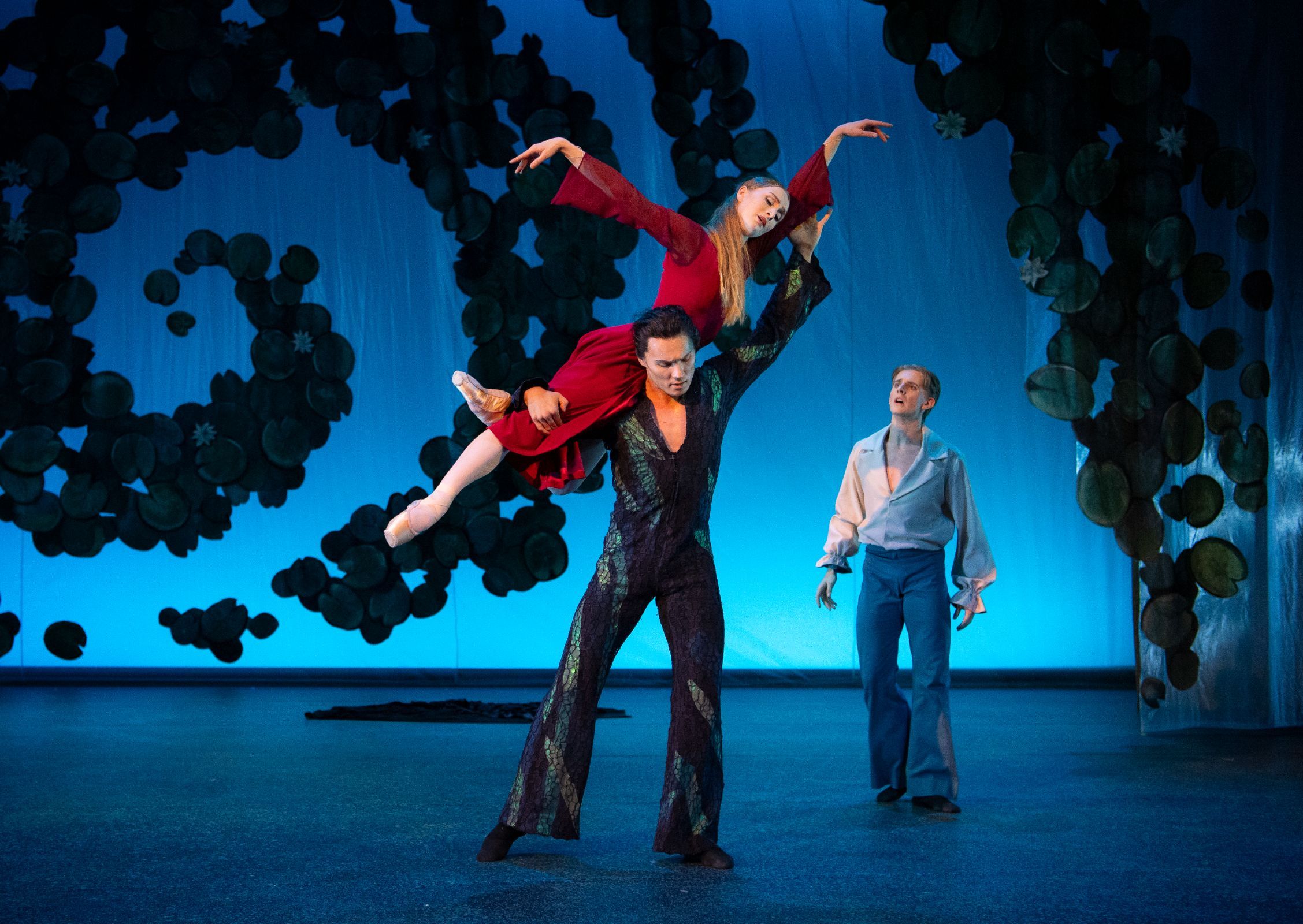 Grete Sofie Borud Nybakken, Erik Murzagaliyev and Joakim Visnes in <i>A Tale About Swan Lake</i> © Jörg Wiesner