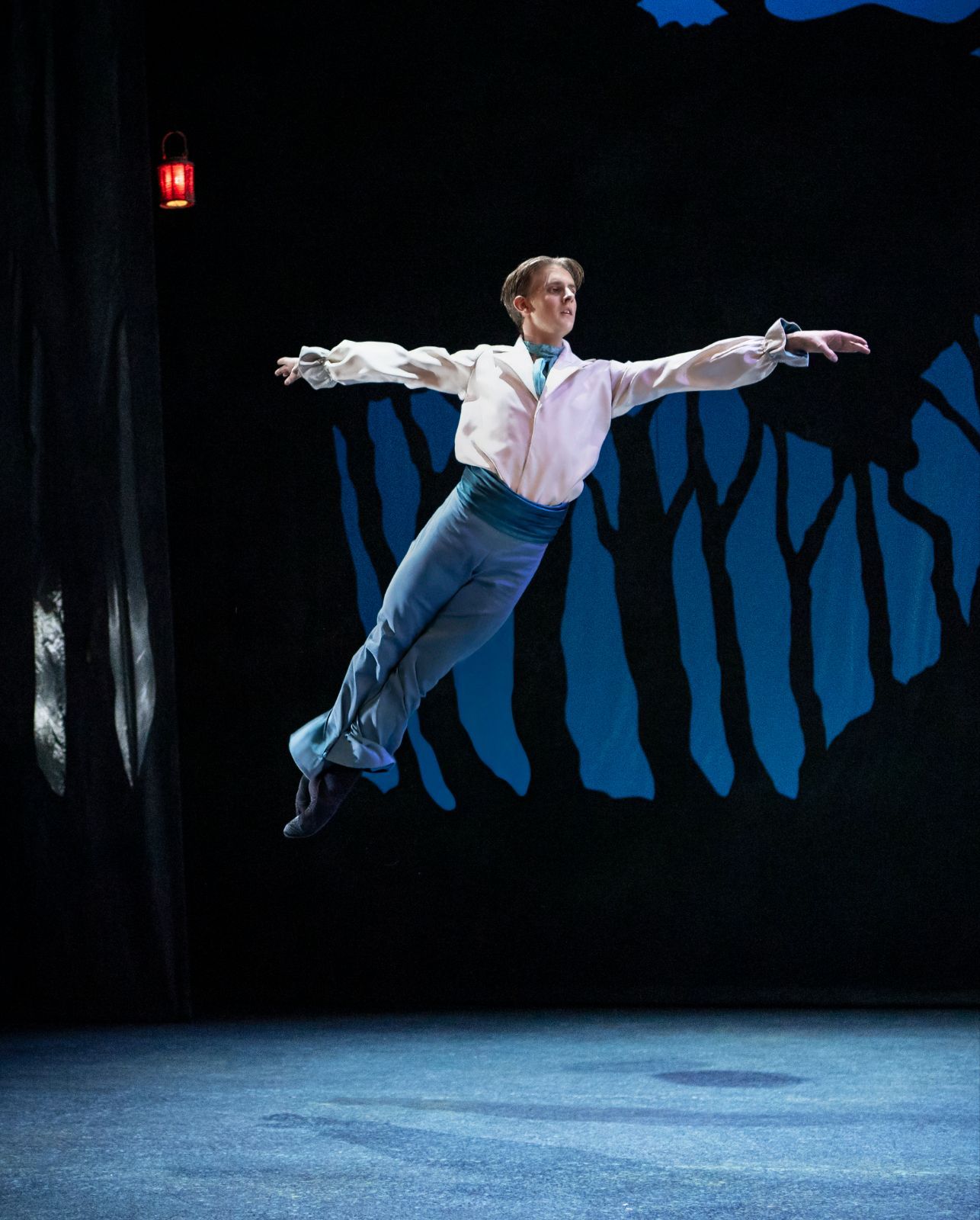 Joakim Visnes as Siegfried in Cina Espejord's <i>A Tale About Swan Lake</i> © Jörg Wiesner