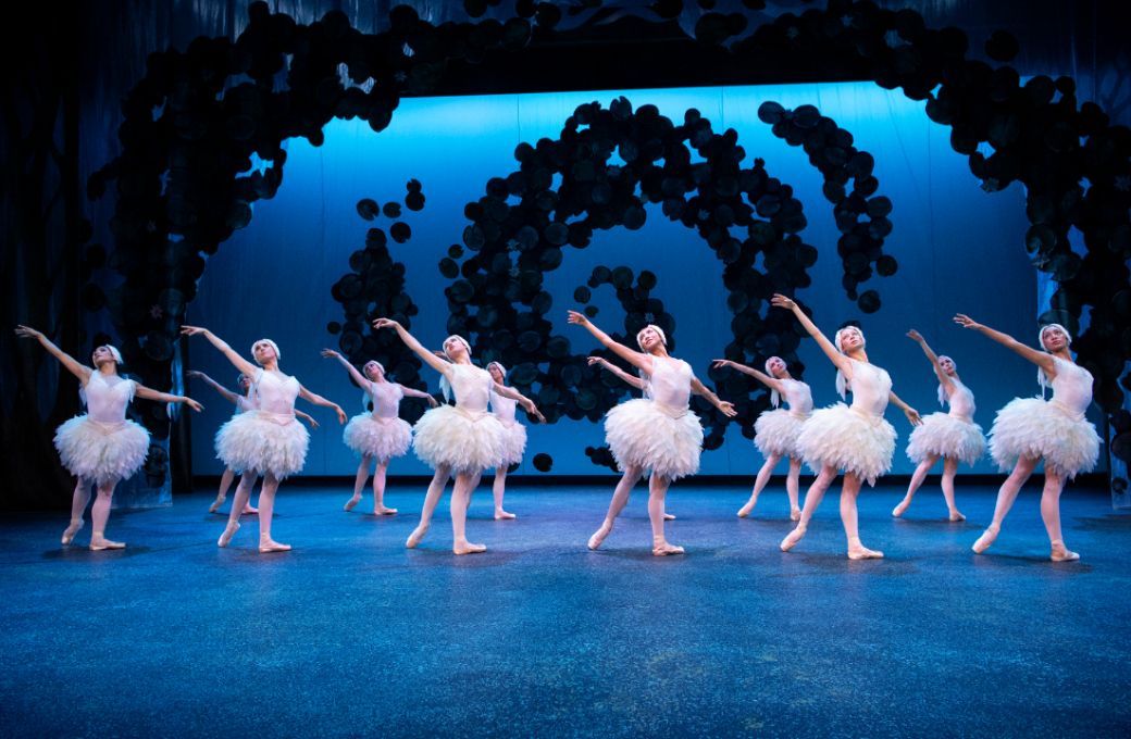Norwegian National Ballet in Cina Espejord's <i>A Tale About Swan Lake</i> © Jörg Wiesner