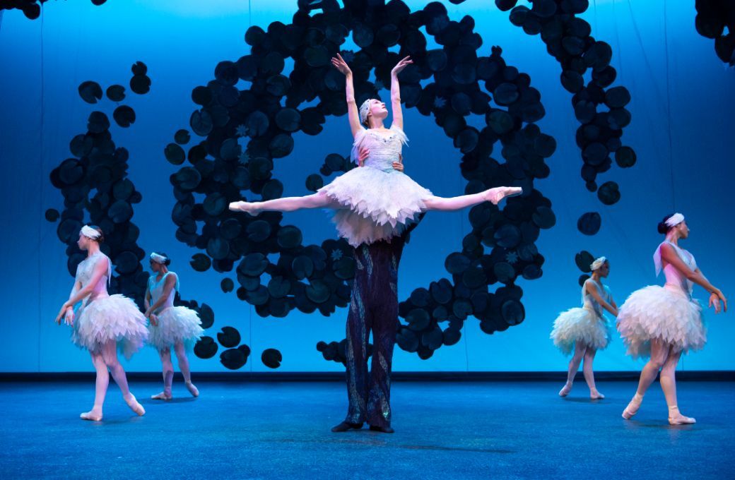 Grete Sofie Borud Nybakken as Odette and Erik Murzagaliyev as Nøkken in <i>A Tale About Swan Lake</i> © Jörg Wiesner