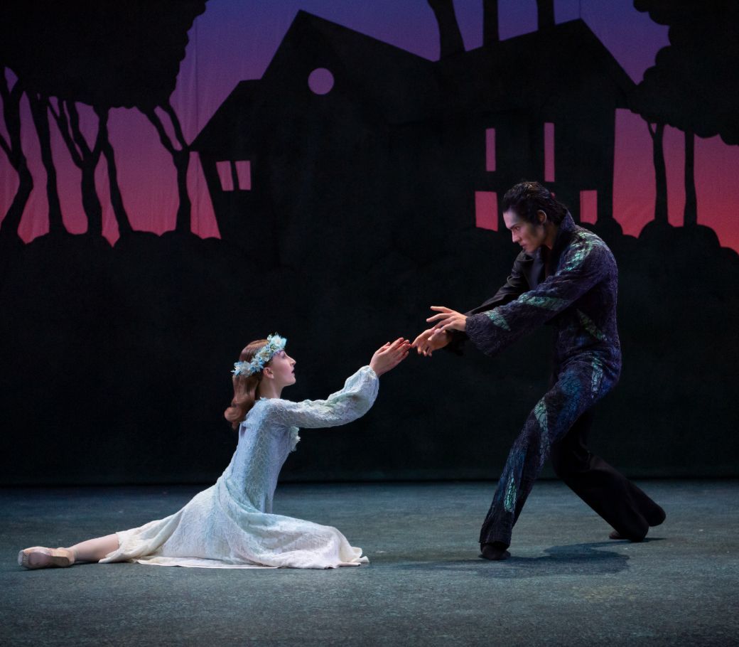 Grete Sofie Borud Nybakken and Erik Murzagaliyev in <i>A Tale About Swan Lake</i> © Jörg Wiesner