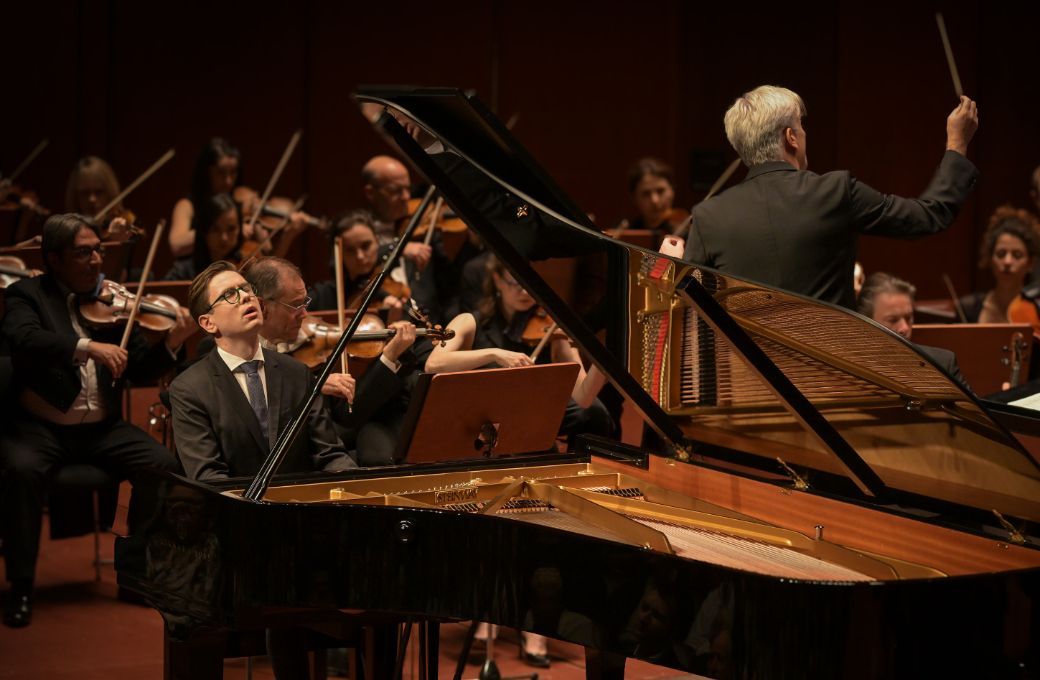 Víkingur Ólafsson und Edward Gardner mit dem LPO © Andreas Etter | Pro Arte Frankfurt