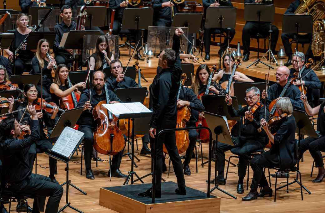 Roberto Gonz&aacute;lez-Monjas al frente de la Orquesta Sinf&oacute;nica de Galicia en el Auditorio de Valladolid &copy; Pablo Requejo | Photogenic