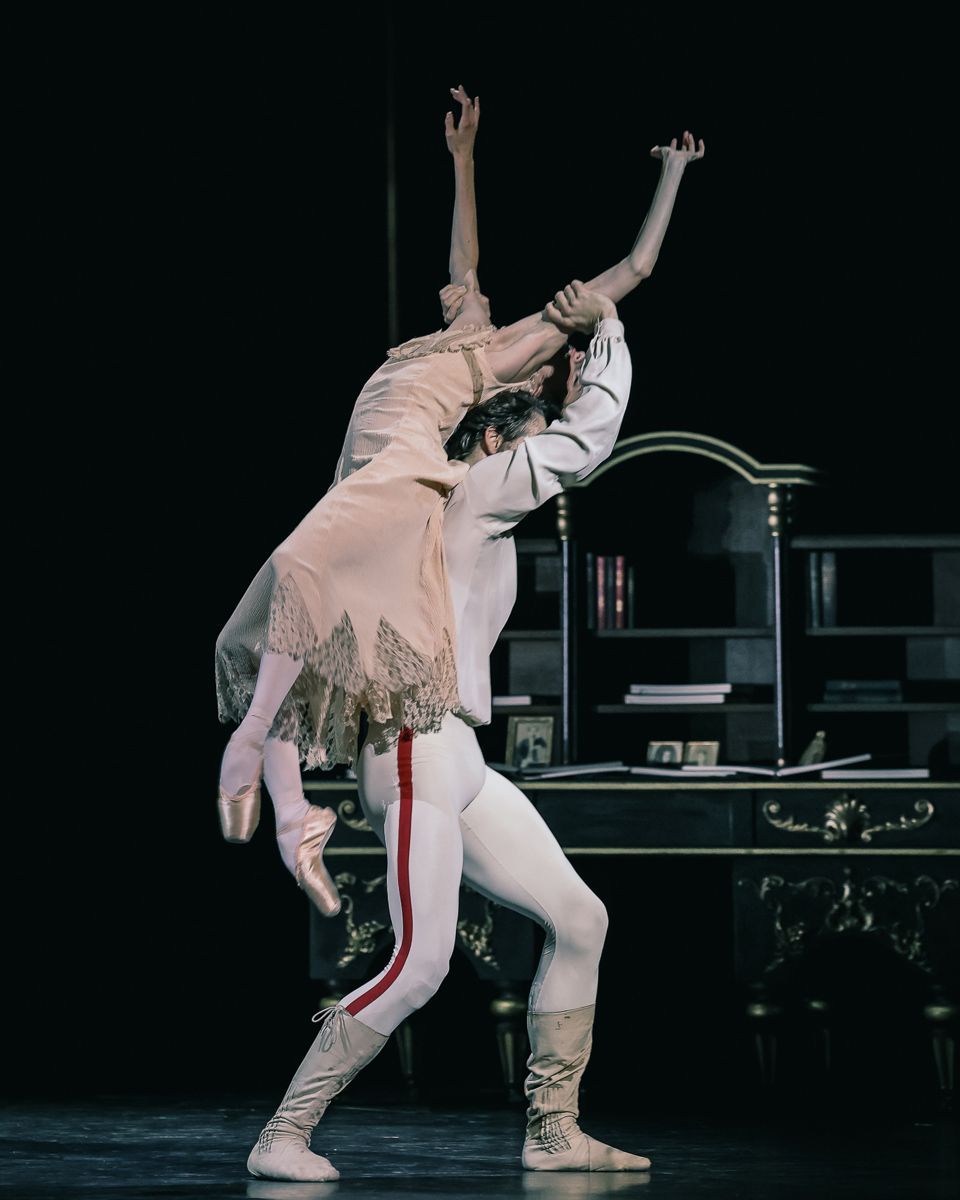 Doroth&eacute;e Gilbert as Mary Vetsera and Hugo Marchand as Crown Prince Rudolf in <i>Mayerling</i> &copy; Maria Helena Buckley