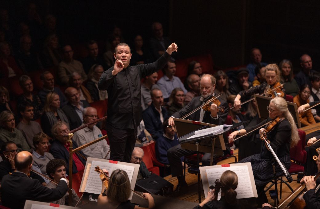 Ryan Bancroft conducts the RSPO in Bruckner's Fourth Symphony © Yanan Li