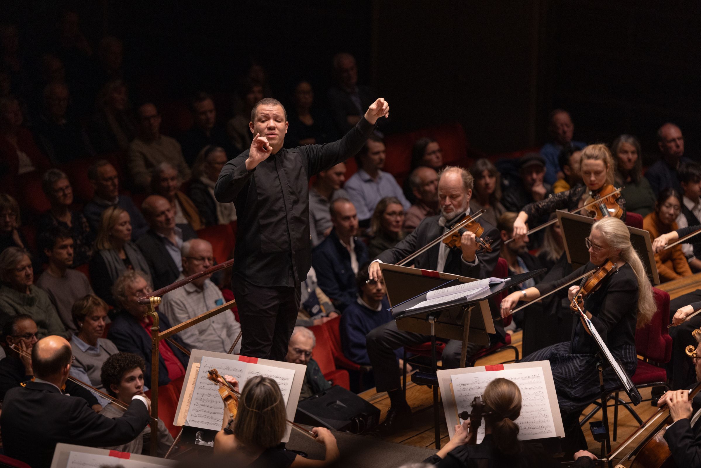 Ryan Bancroft conducts the RSPO in Bruckner's Fourth Symphony © Yanan Li