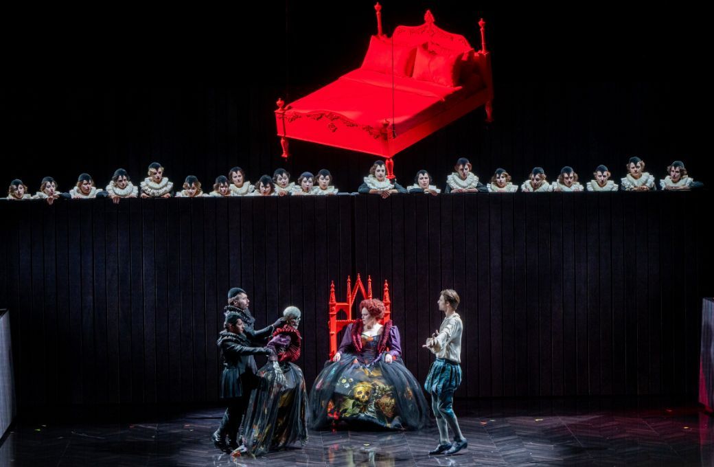 Jessica Pratt (Elisabetta) and chorus &copy; Gianfranco Rota