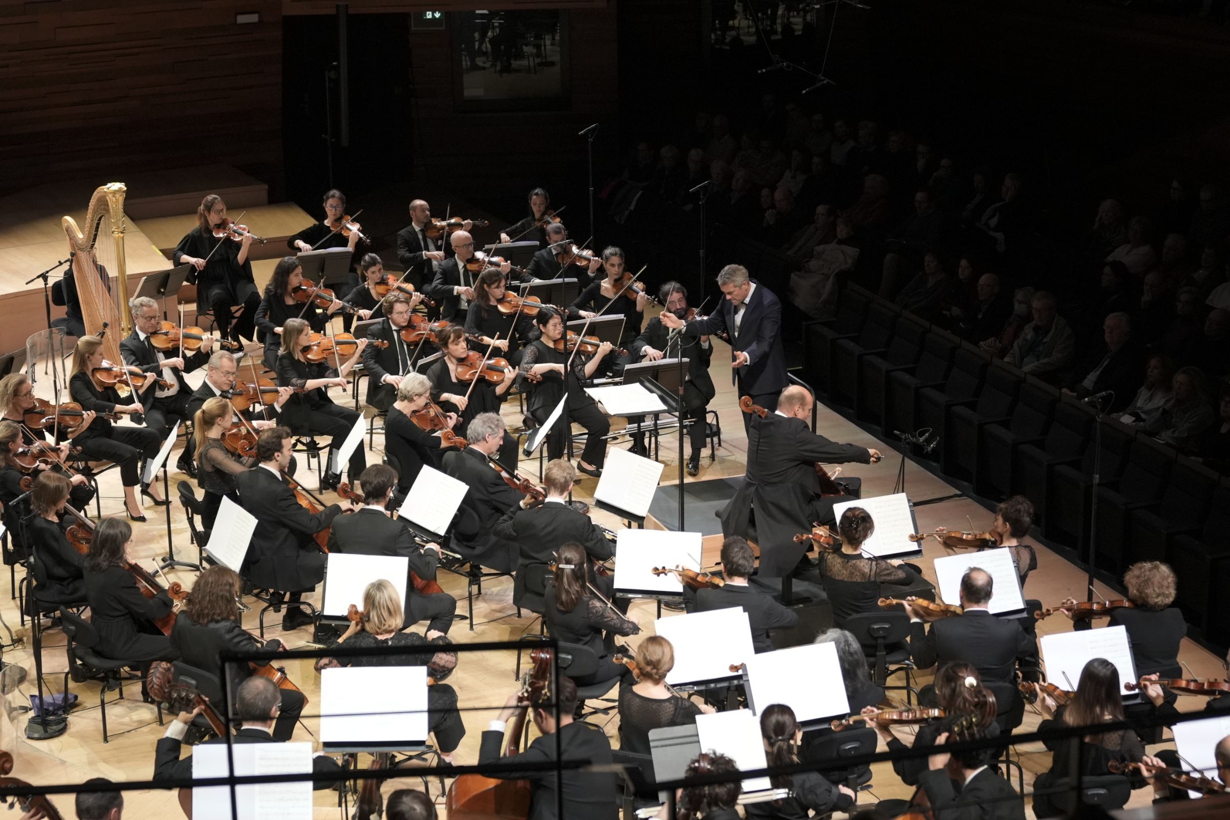 Markus Poschner dirige l'Orchestre Philharmonique de Radio France avec Truls Mørk &copy; Dimitri Scapolan