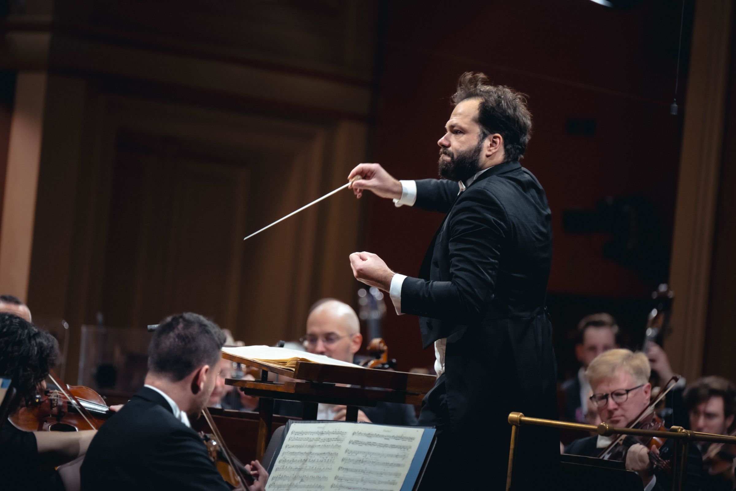 Petr Popelka conducts the Czech Philharmonic © Petr Chodura