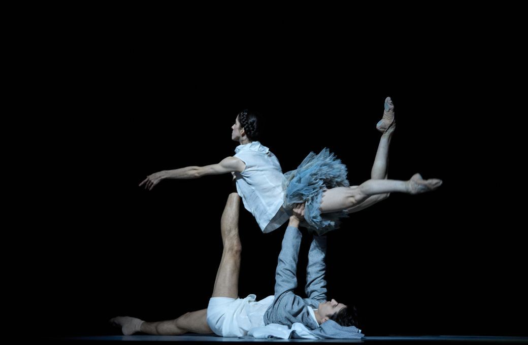 Danielle Muir and Martin ten Kortenaar in Sol Le&oacute;n's <i>Stars Like Moths</i> &copy; Carlos Quezada