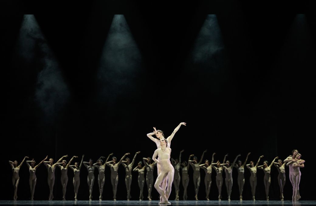 Emma Antrobus and Danielle Muir in Sharon Eyal and Gai Behar's <i>2 Chapters Love</i> &copy; Carlos Quezada
