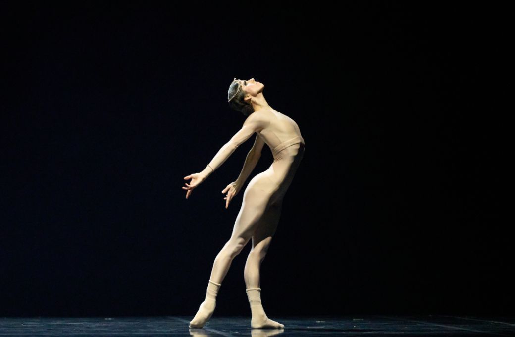 Danielle Muir in Sharon Eyal and Gai Behar's <i>2 Chapters Love</i> &copy; Carlos Quezada