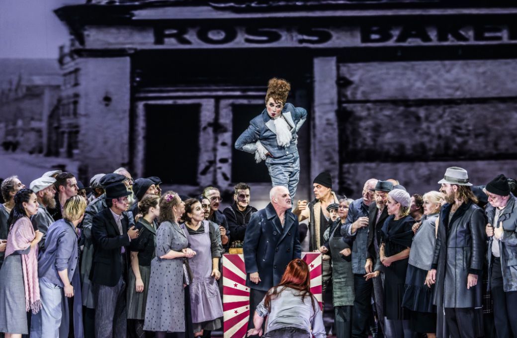 Christopher Purves (Sweeney Todd) and ensemble &copy; Jan Windszus Photography