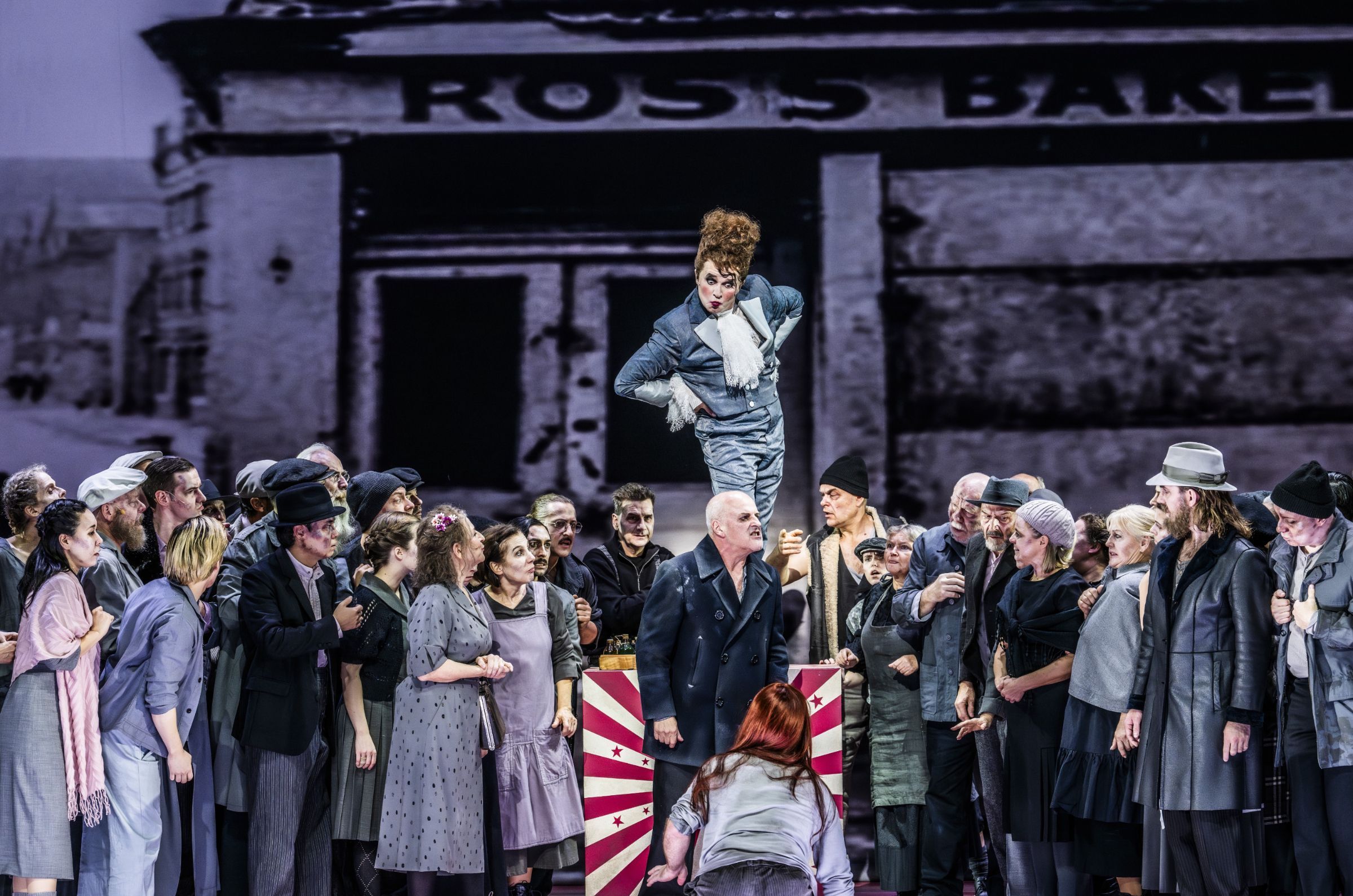 Christopher Purves (Sweeney Todd) and ensemble &copy; Jan Windszus Photography