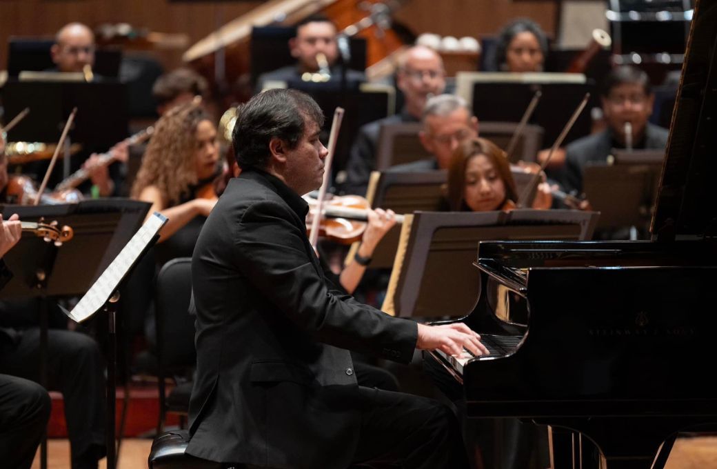 Santiago Pi&ntilde;eir&uacute;a &copy; Orquesta Filarm&oacute;nica de la Ciudad de M&eacute;xico