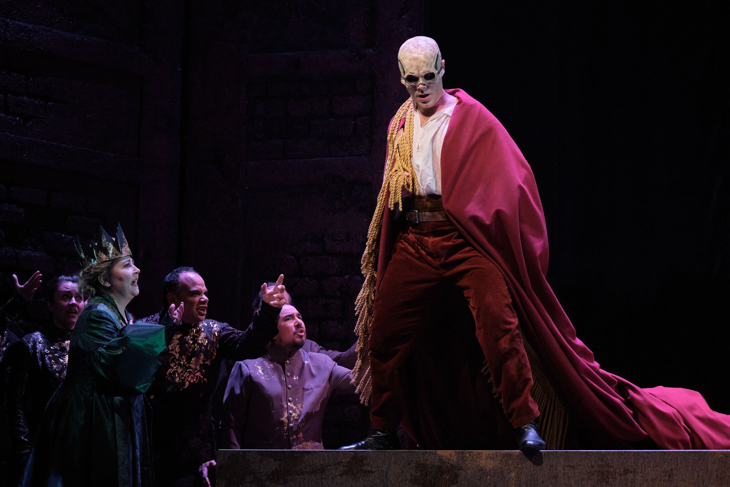 Karine Deshayes (Gertrude), Elliot Madore (Hamlet) and ensemble &copy; Vivian Gaumand
