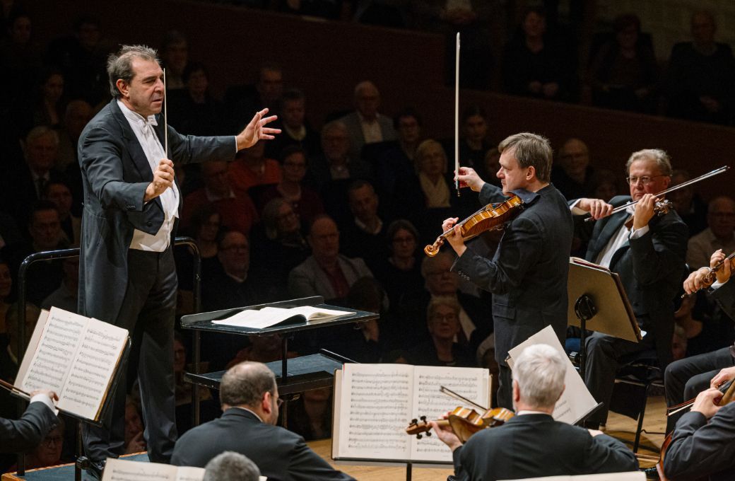 Daniele Gatti mit Frank Peter Zimmermann und der Sächsischen Staatskapelle Dresden &copy; Oliver Killig