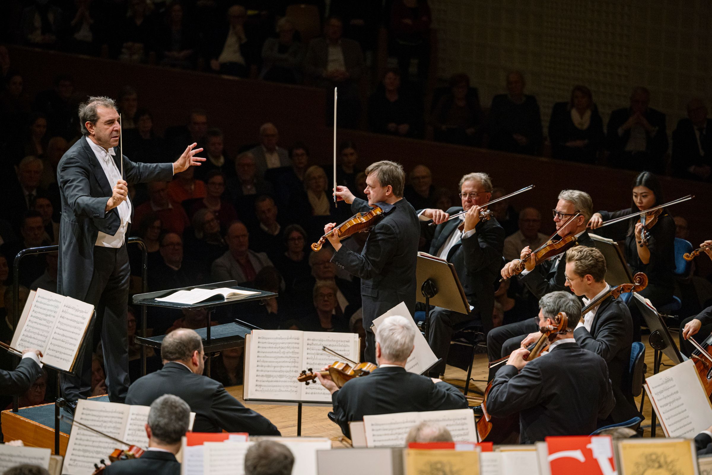Daniele Gatti mit Frank Peter Zimmermann und der Sächsischen Staatskapelle Dresden © Oliver Killig