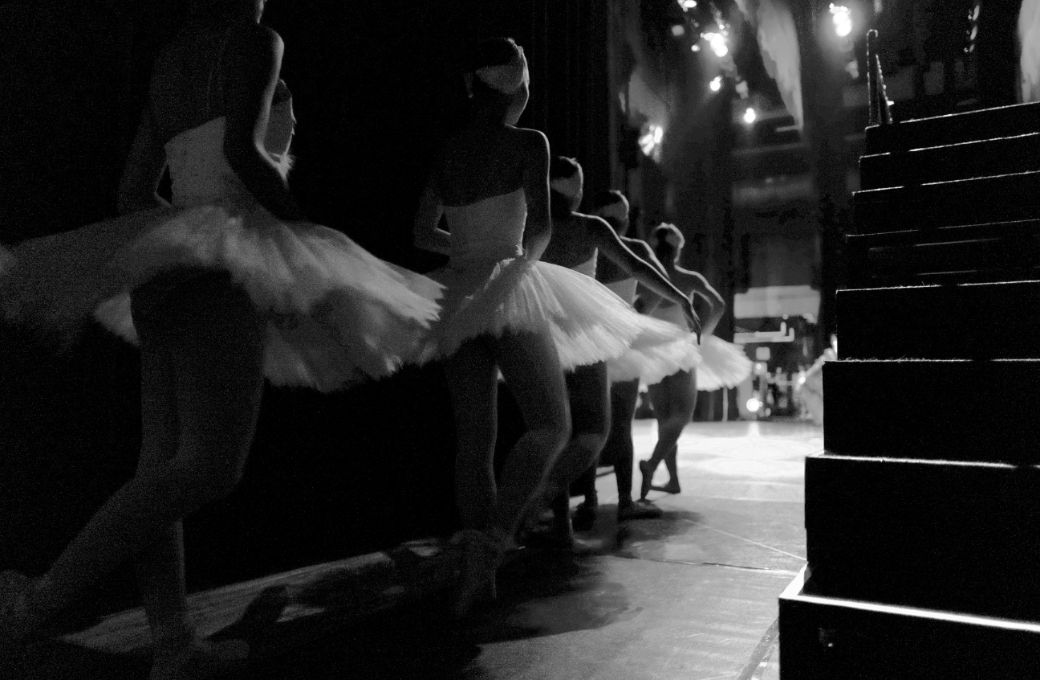 Backstage at the ballet © Kazuo Ota | Unsplash