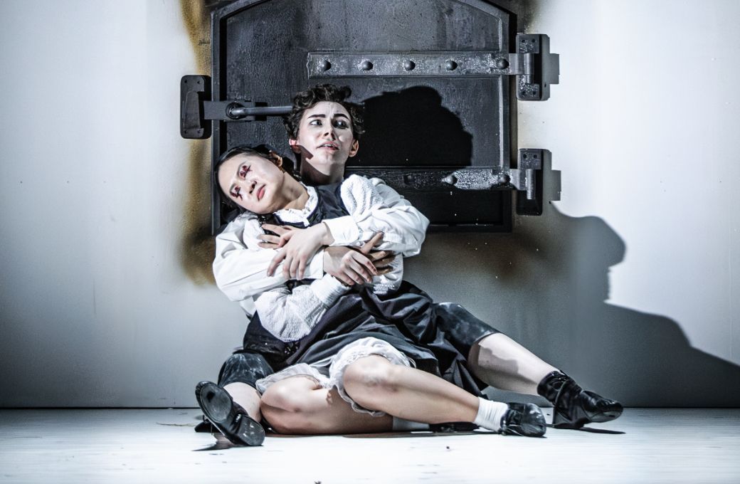 Anna-Helena Maclachlan (Hansel) and Binny Supin Yang (Gretel) © Craig Fuller