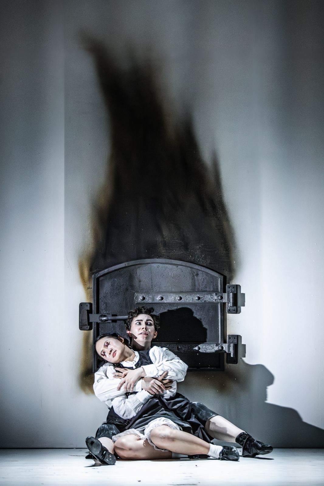 Anna-Helena Maclachlan (Hansel) and Binny Supin Yang (Gretel) &copy; Craig Fuller