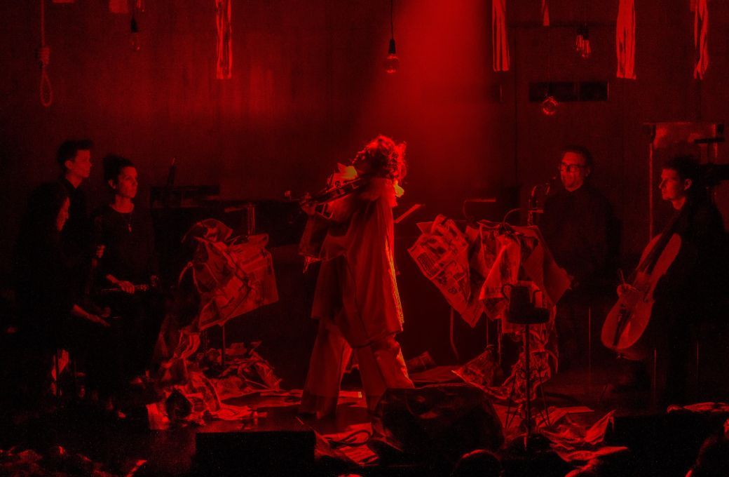Patricia Kopatchinskaja dans son <i>Pierrot lunaire</i> &copy; Marco Borggreve