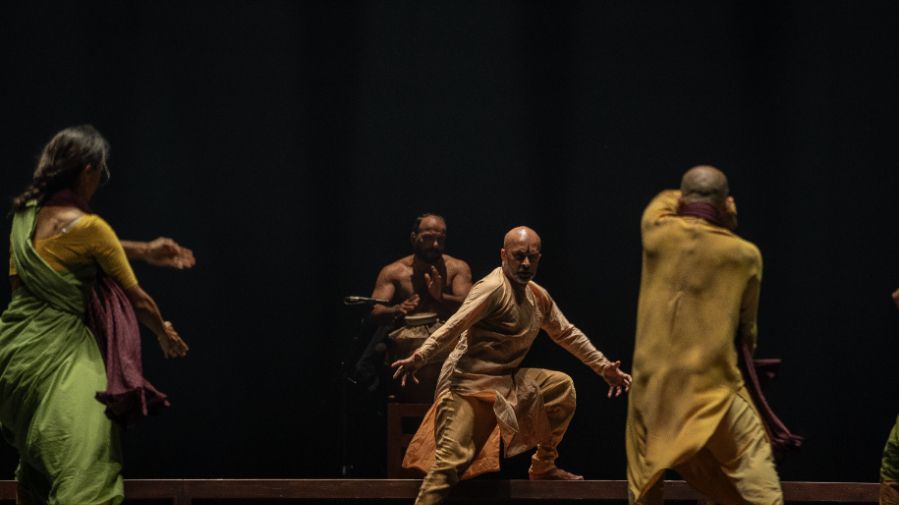 Akram Khan in <i>Gigenis: The generation of the Earth</i> © Maxime Dos, Productions Sarfati