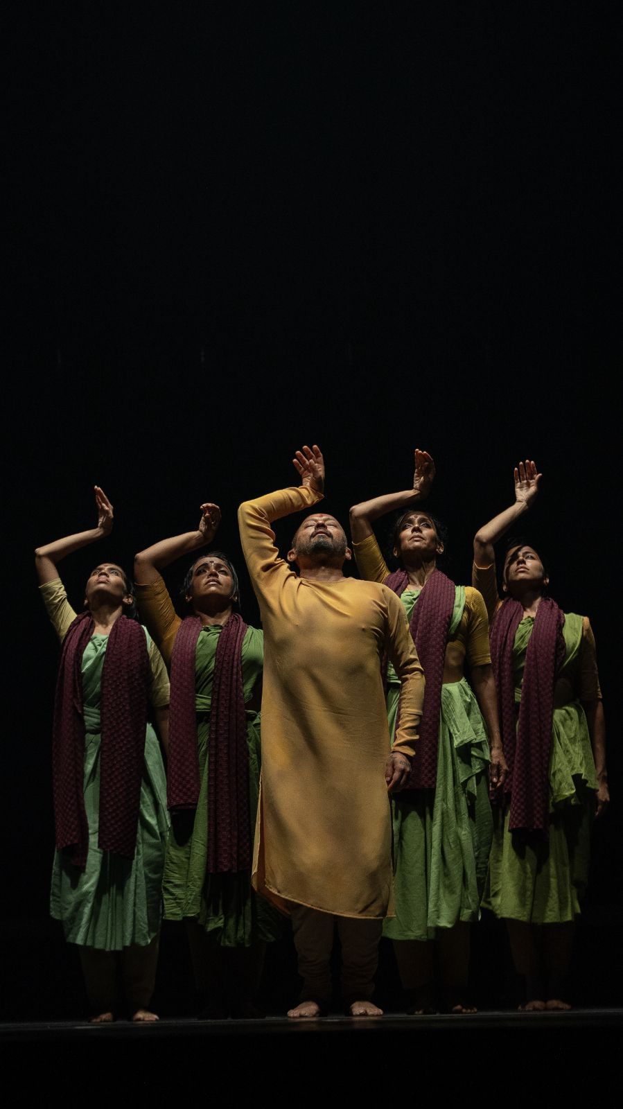 Mavin Khoo and the cast of Akram Khan's *Gigenis: The generation of the Earth © Maxime Dos, Productions Sarfati