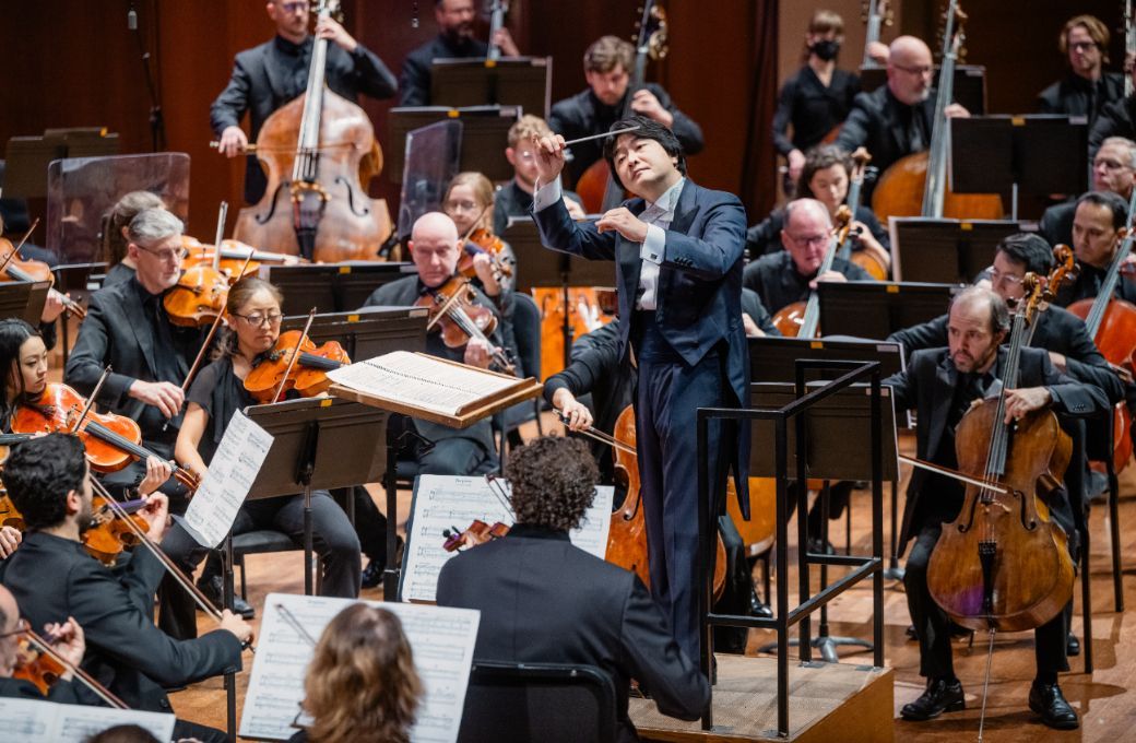 Kazuki Yamada conducts the Seattle Symphony &copy; Brandon Patoc