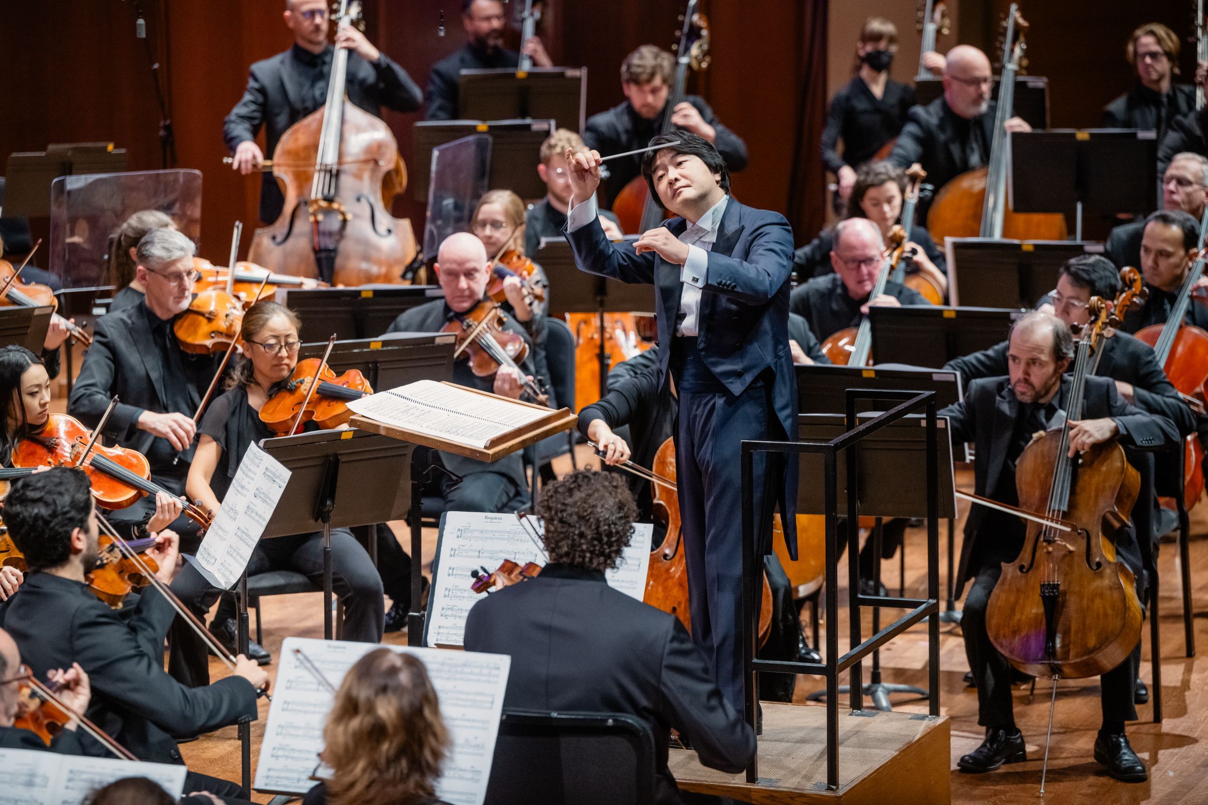 Kazuki Yamada conducts the Seattle Symphony &copy; Brandon Patoc