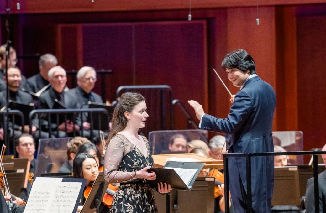 Liv Redpath and Kazuki Yamada with the Seattle Symphony and Chorale © Brandon Patoc