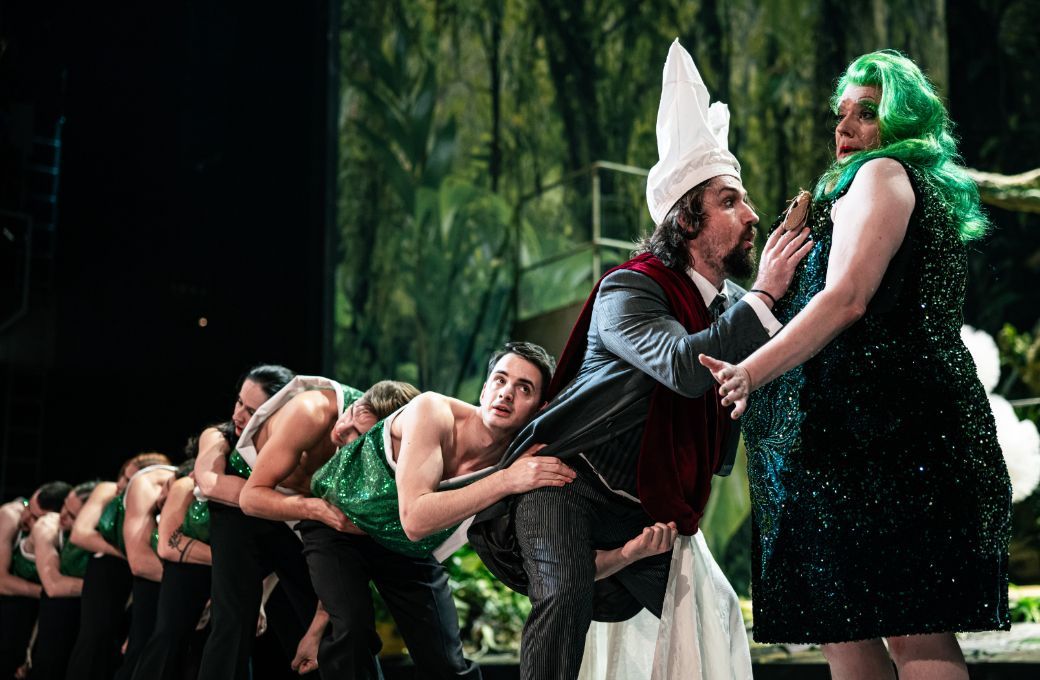 Pavol Kubáň (Jupiter), Marcel Beekman (Platée) and the National Theatre Opera Ballet © Pavel Hejný