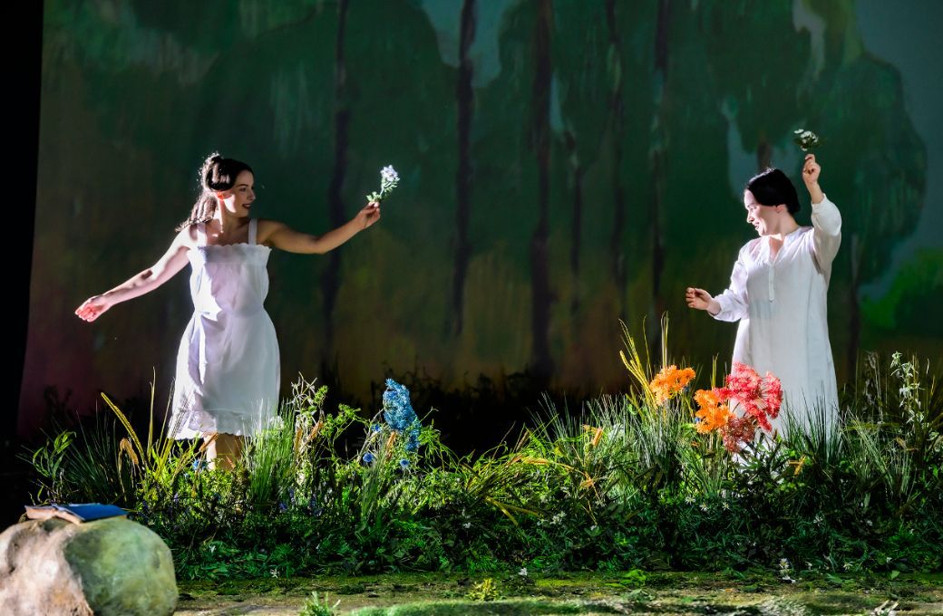 Sara &Scaron;etar (Olga) und Tetiana Miyus (Tatjana) &copy; Bettina Stoess