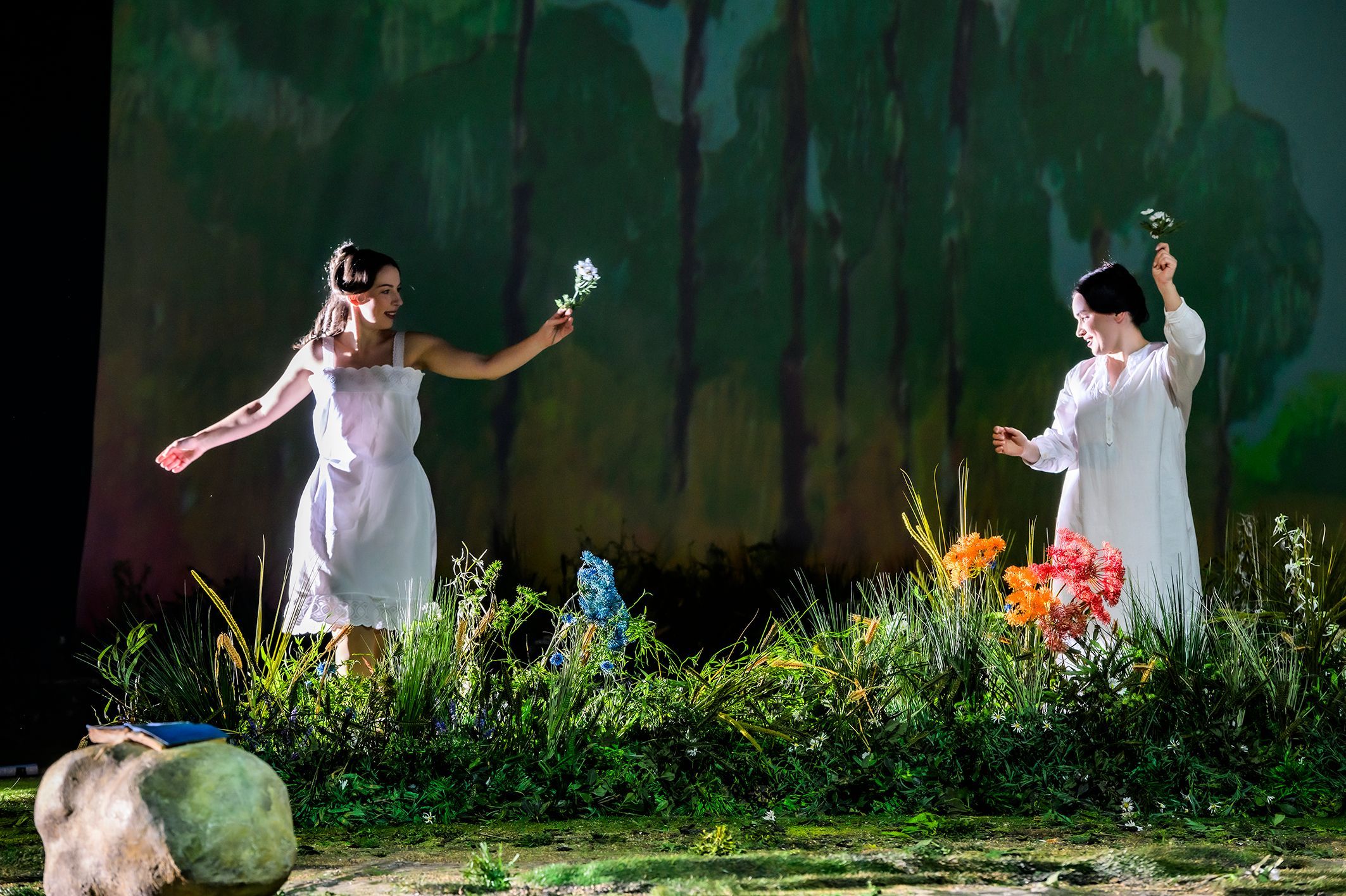 Sara Šetar (Olga) und Tetiana Miyus (Tatjana) &copy; Bettina Stoess