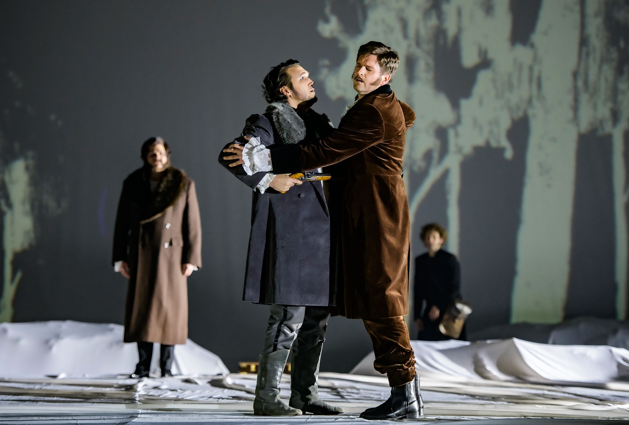 Sergei Nikolaev (Lensky) und Samuel Hasselhorn (Eugen Onegin) &copy; Bettina Stoess
