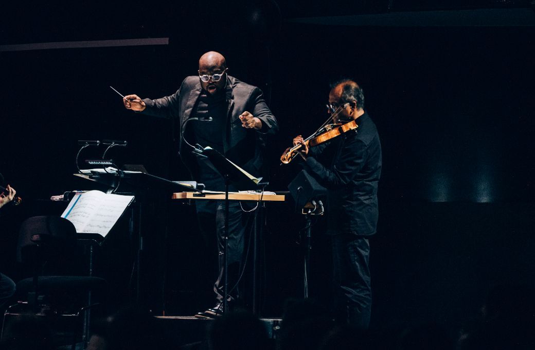 Vimbayi Kaziboni dirige l'Ensemble Modern Orchestra à la Philharmonie © Cheeese / Ondine Bertrand