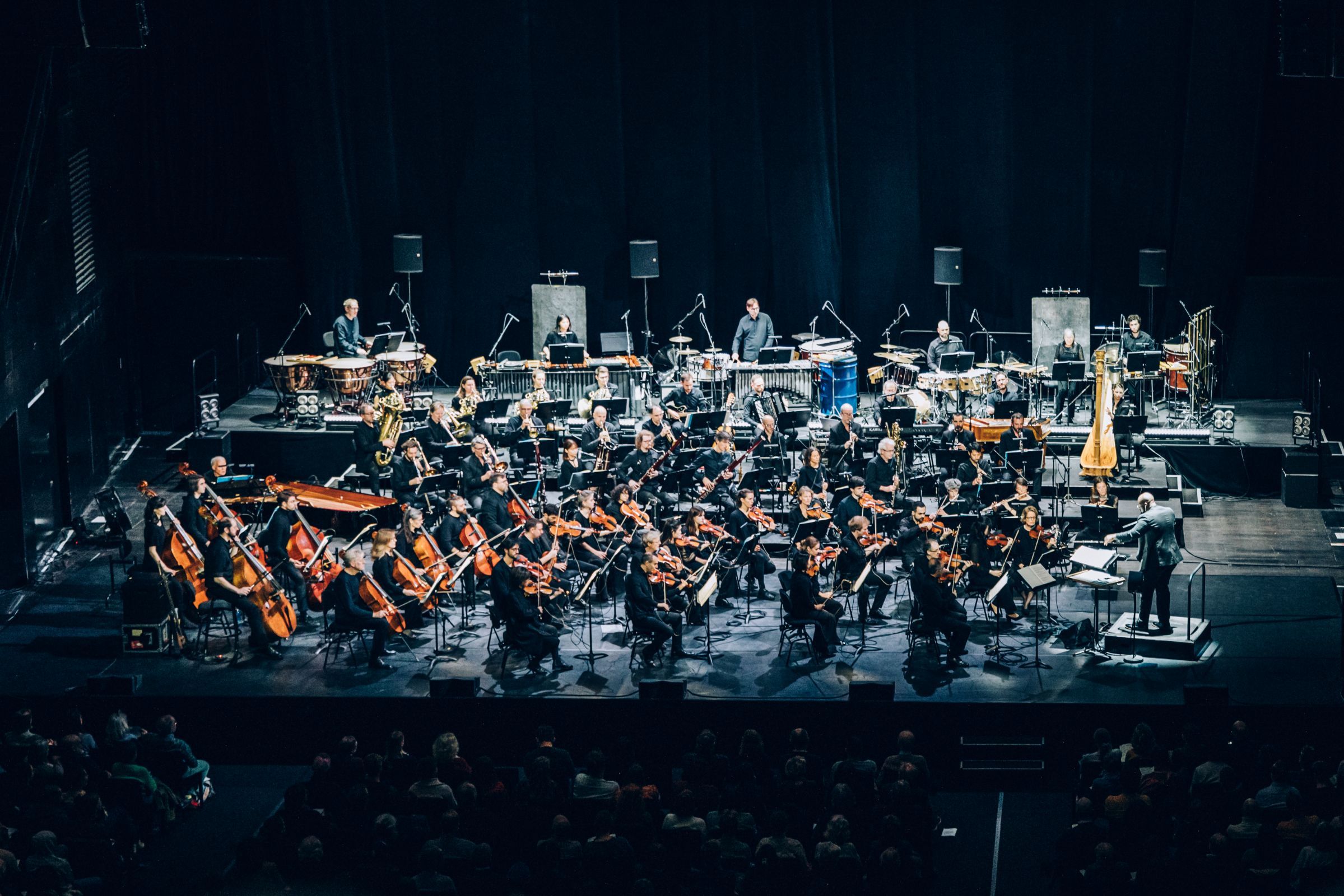Vimbayi Kaziboni dirige l'Ensemble Modern Orchestra à la Philharmonie &copy; Cheeese / Ondine Bertrand