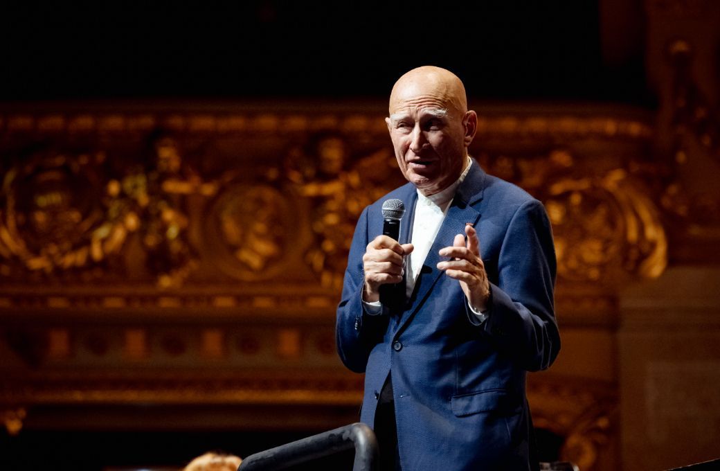 Sebasti&atilde;o Salgado en el momento de dirigirse al p&uacute;blico del Liceu &copy; Sergi Panizo | Gran Teatre del Liceu
