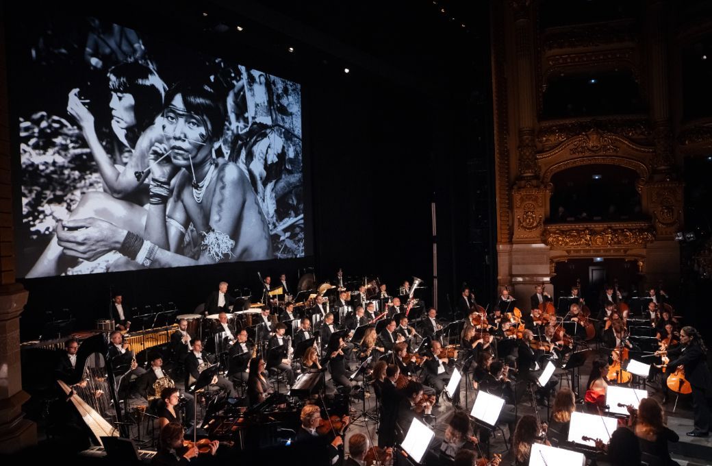 La Orquestra Simf&ograve;nica del Liceu y una fotograf&iacute;a de Salgado &copy; Sergi Panizo | Gran Teatre del Liceu