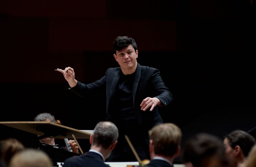 Aziz Shokhakimov à la tête de l'Orchestre philharmonique de Strasbourg © Grégory Massat