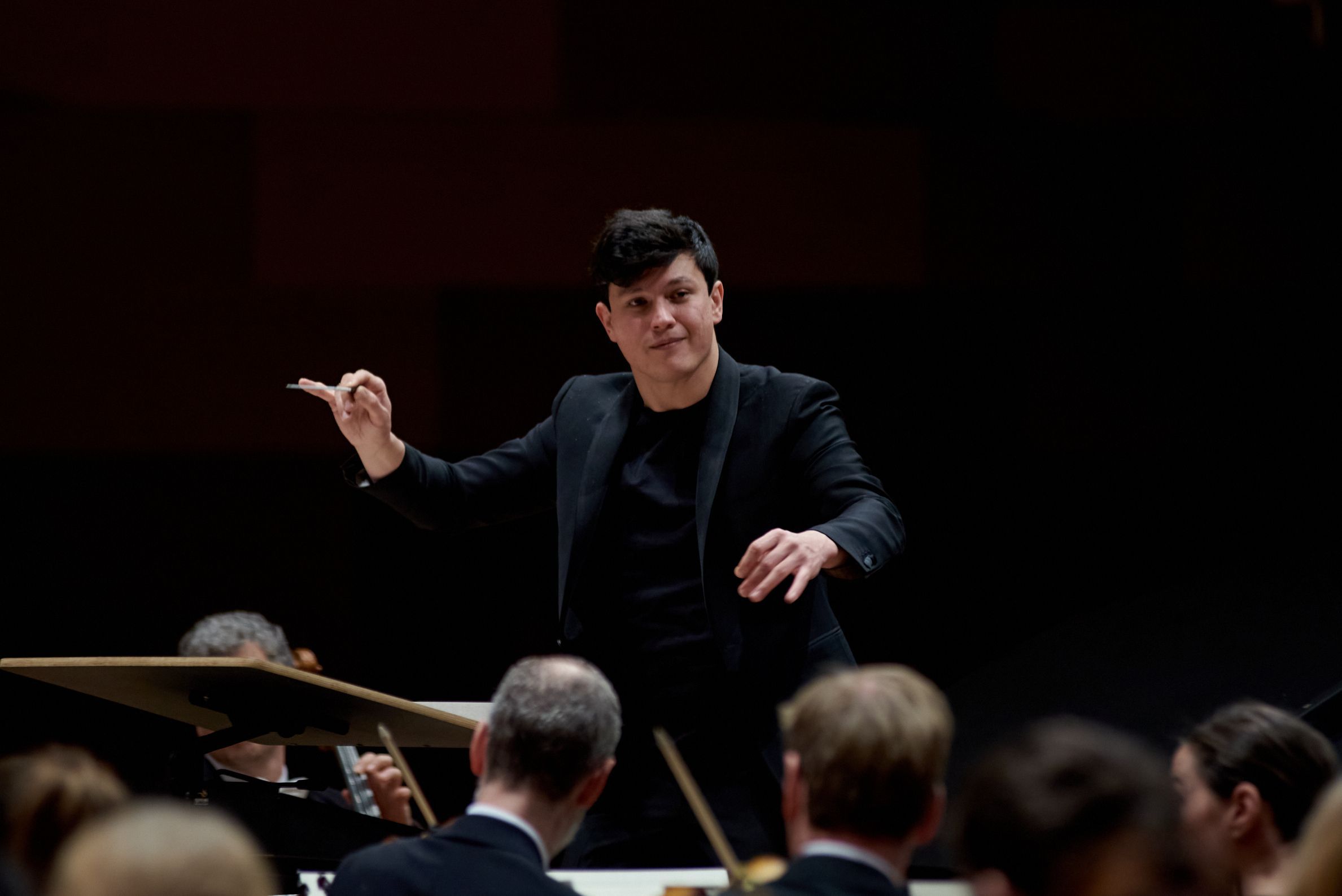 Aziz Shokhakimov à la tête de l'Orchestre philharmonique de Strasbourg © Grégory Massat