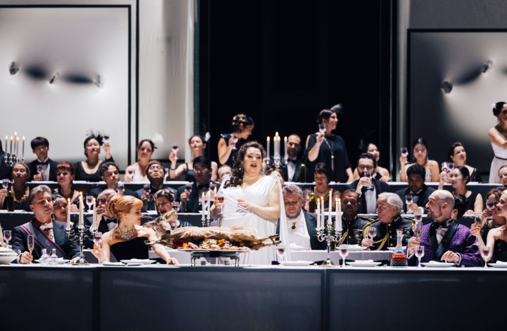 Felicia Moore (Lady Macbeth) and Chorus of Deutsche Oper Berlin © Eike Walkenhorst