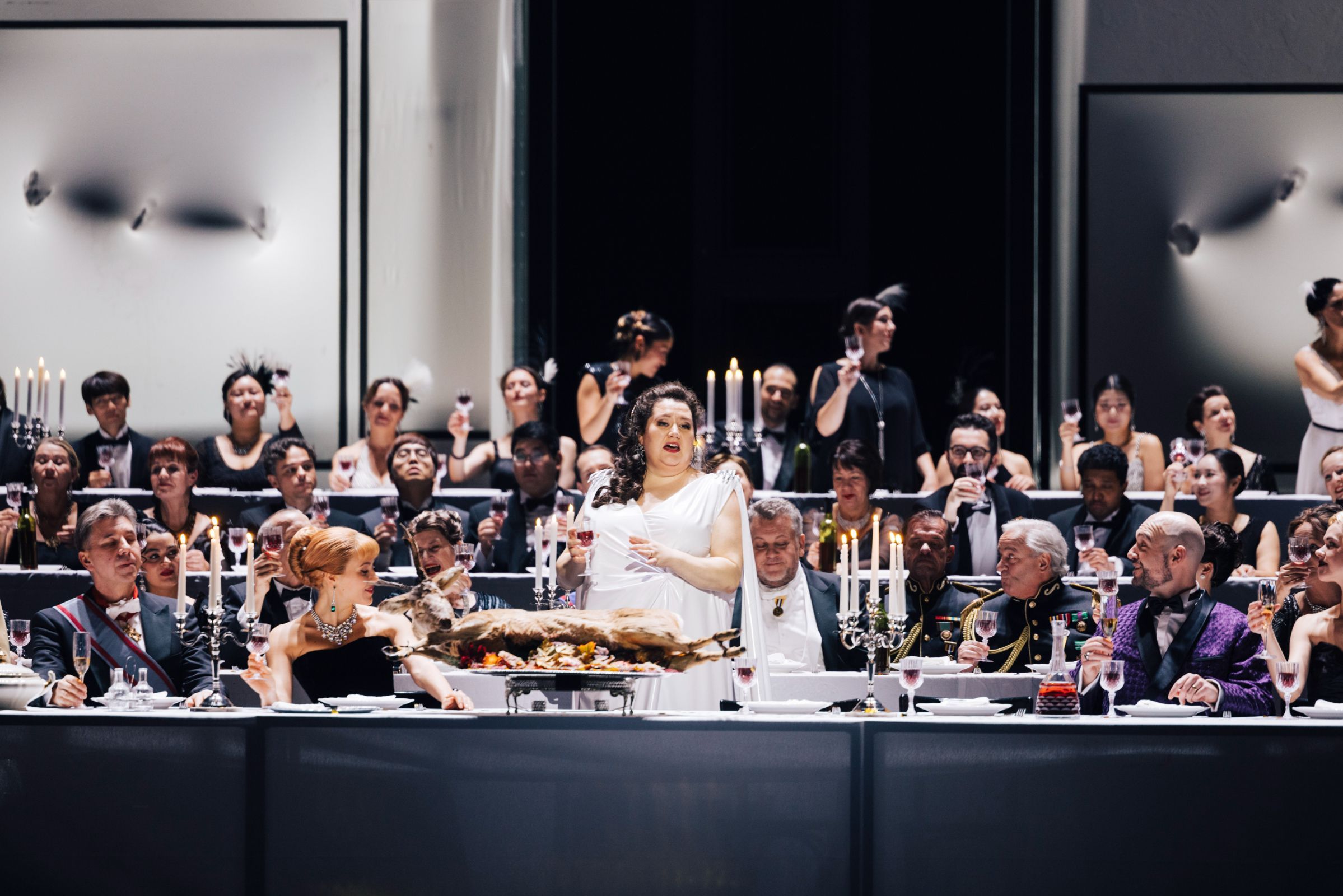 Felicia Moore (Lady Macbeth) and Chorus of Deutsche Oper Berlin © Eike Walkenhorst