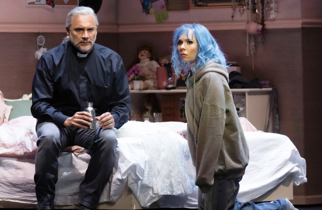 Nicolas Testé (Frère Laurent) and Elsa Dreisig (Juliette) &copy; Monika Rittershaus