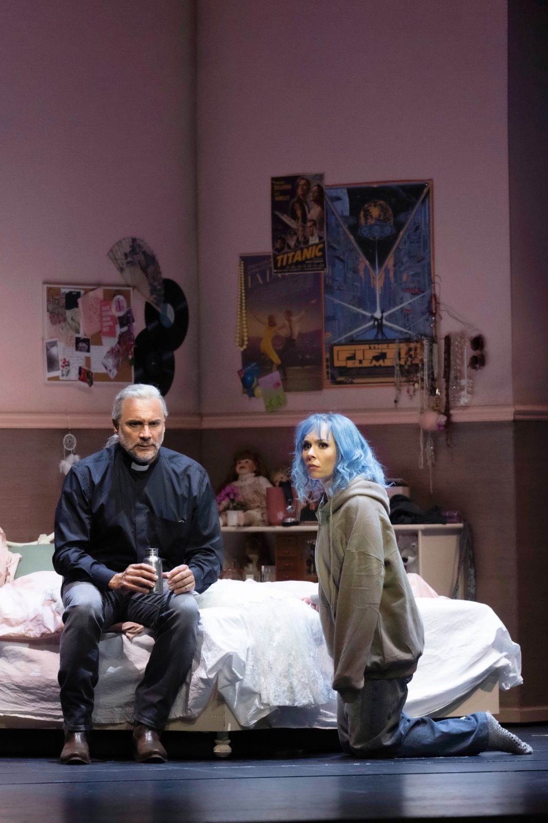 Nicolas Testé (Frère Laurent) and Elsa Dreisig (Juliette) © Monika Rittershaus