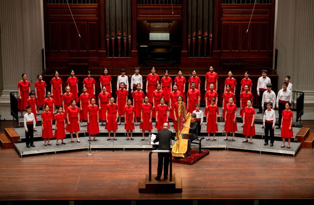 The Singapore Symphony Children's Choir, Gulnara Mashurova and Stephen Layton &copy; Yoricko Liu | Singapore Symphony Orchestra